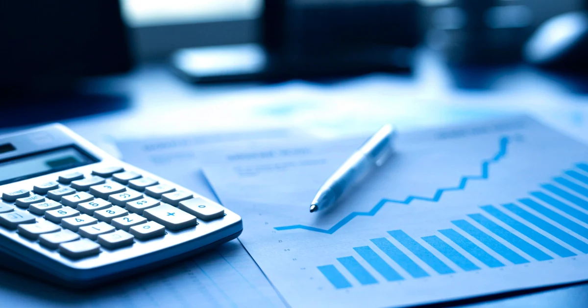 Calculadora e relatórios com gráficos de crescimento na mesa, tema IRE no Paraguai