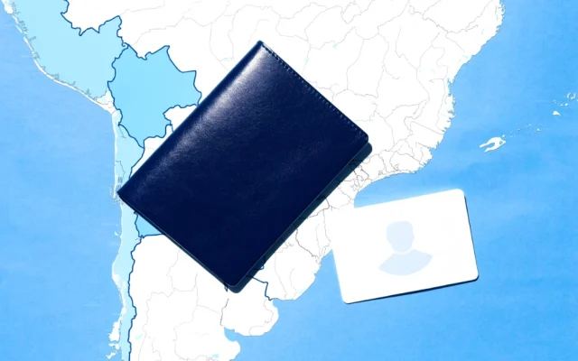 Passaporte e cartão de residência sobre mapa da América do Sul, tema residência no Paraguai para brasileiros