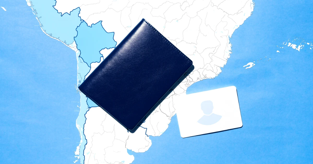 Passaporte e cartão de residência sobre mapa da América do Sul, tema residência no Paraguai para brasileiros